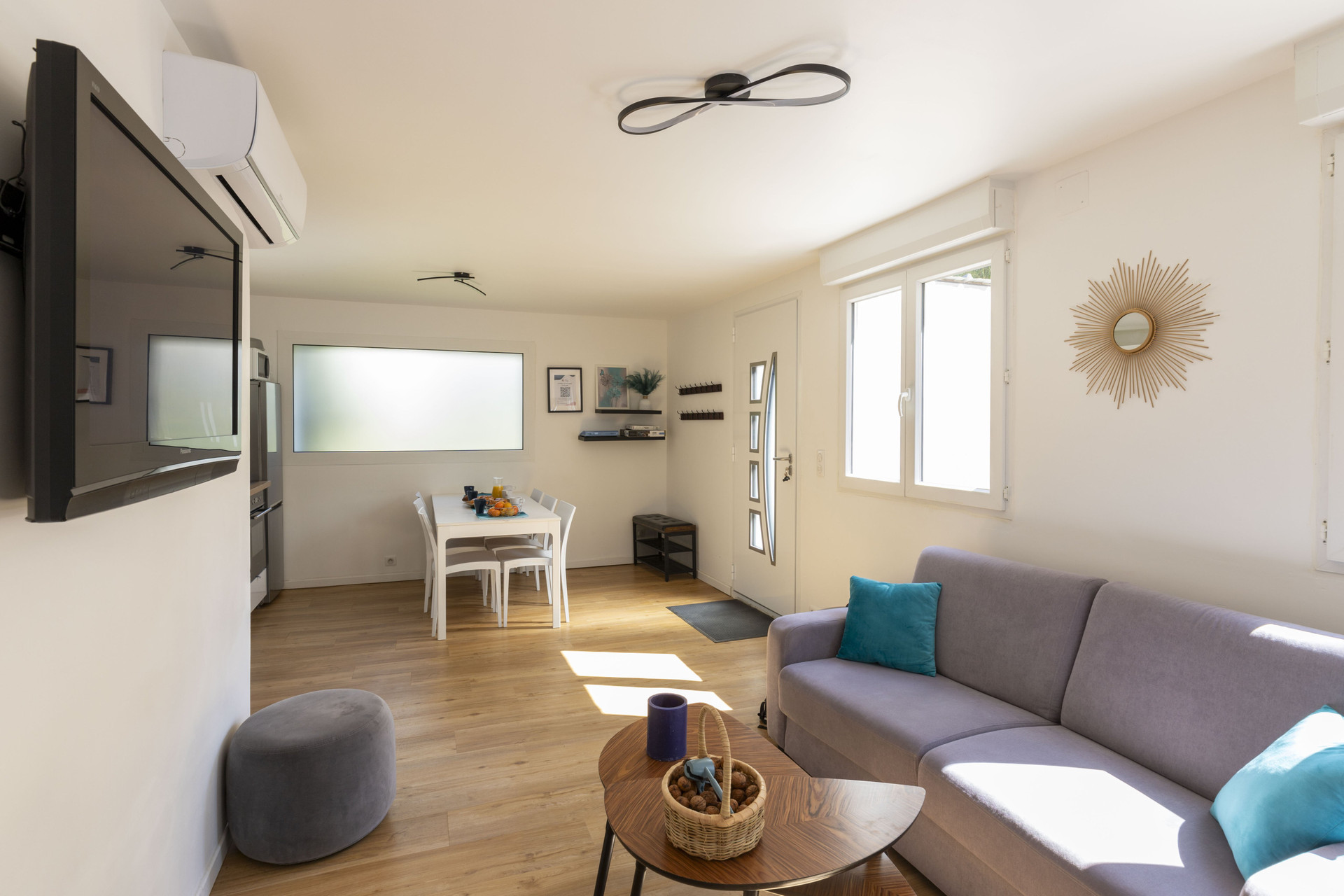 Salon spacieux avec cuisine et salle à manger