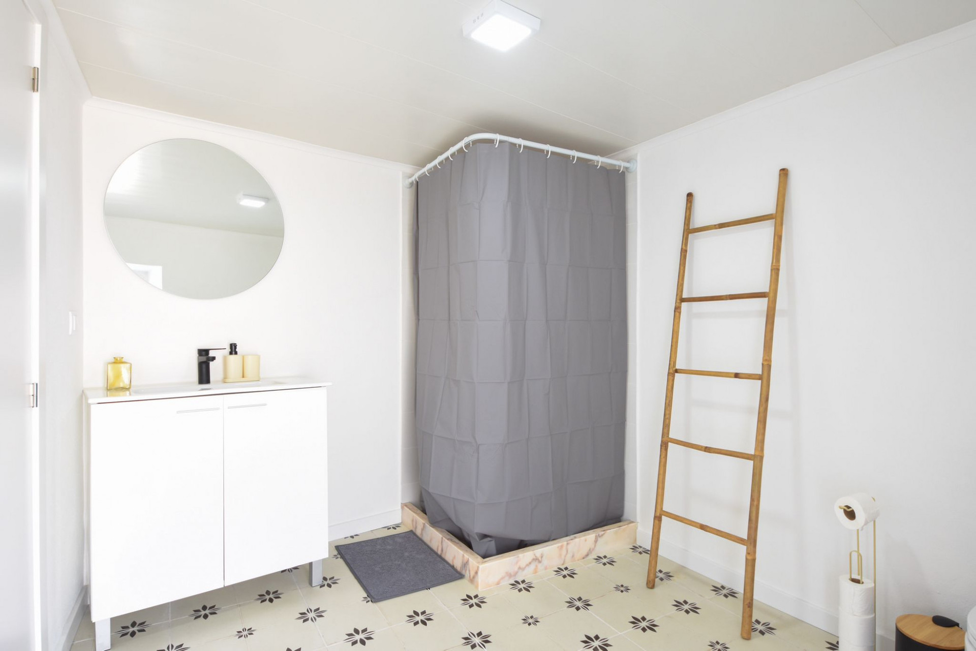 Suite bathroom