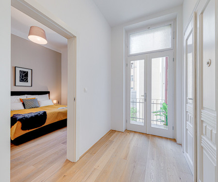 Beautiful renovated apartment w/ balcony elevator