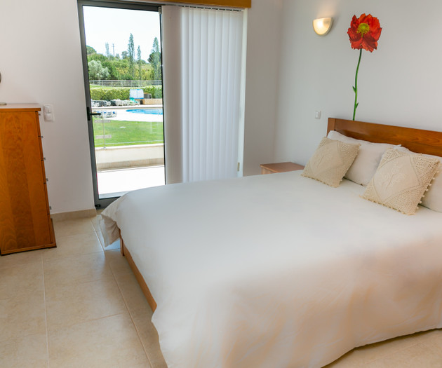 Sunny villa facing the pool