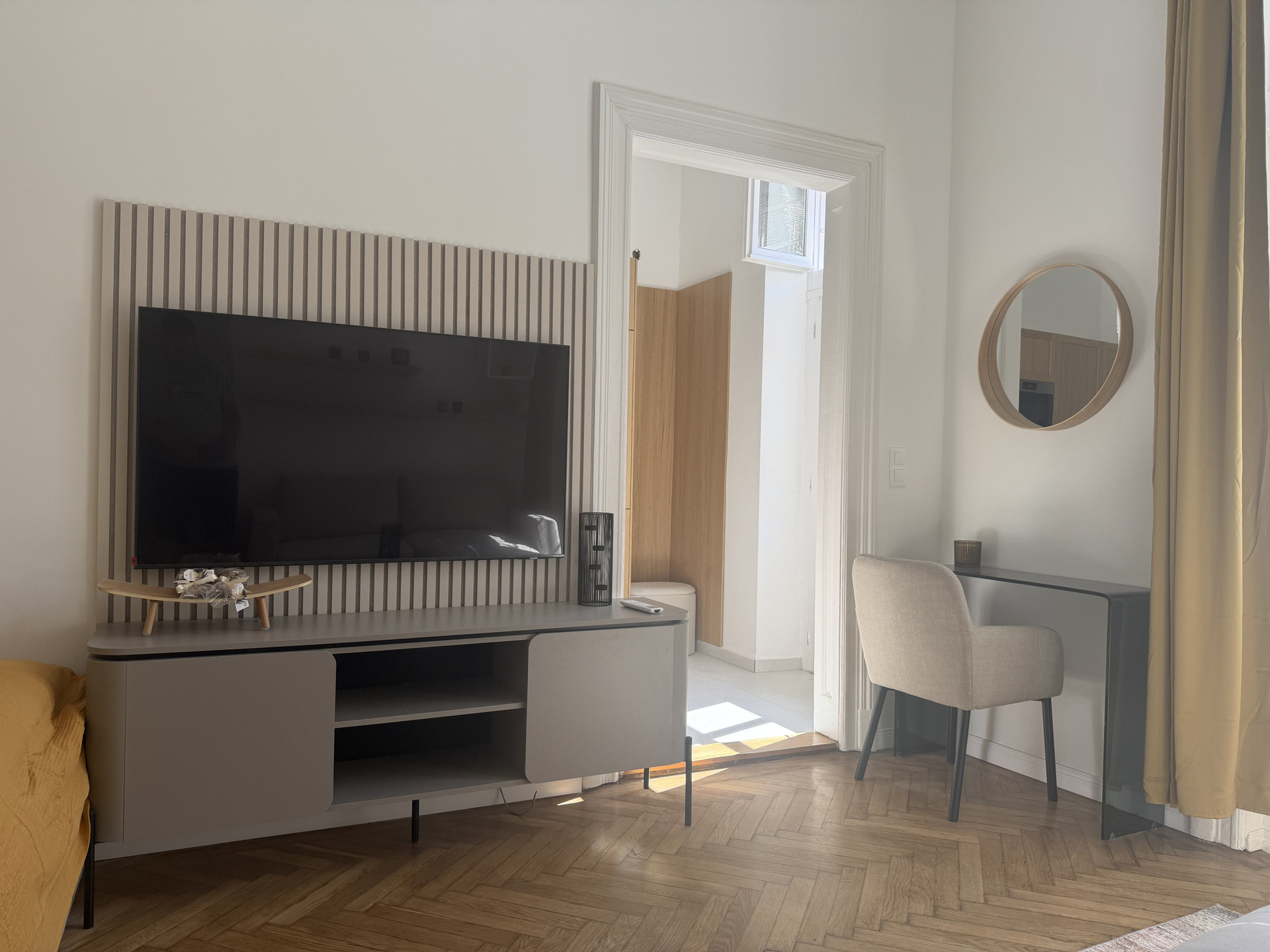 Living area with TV, desk