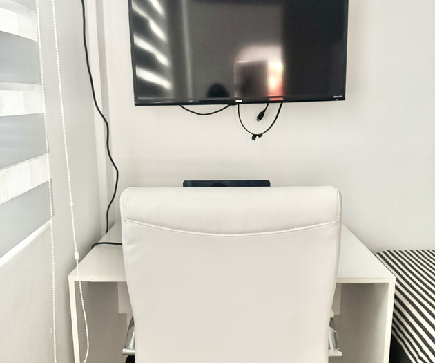 Flat 0/2 _ 500mbps WiFi_ desk,monitor,officeChair
