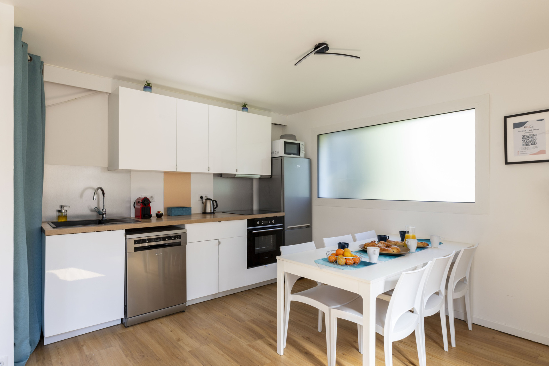Cuisine entièrement équipée. Espace repas pouvant accueillir 8 personnes