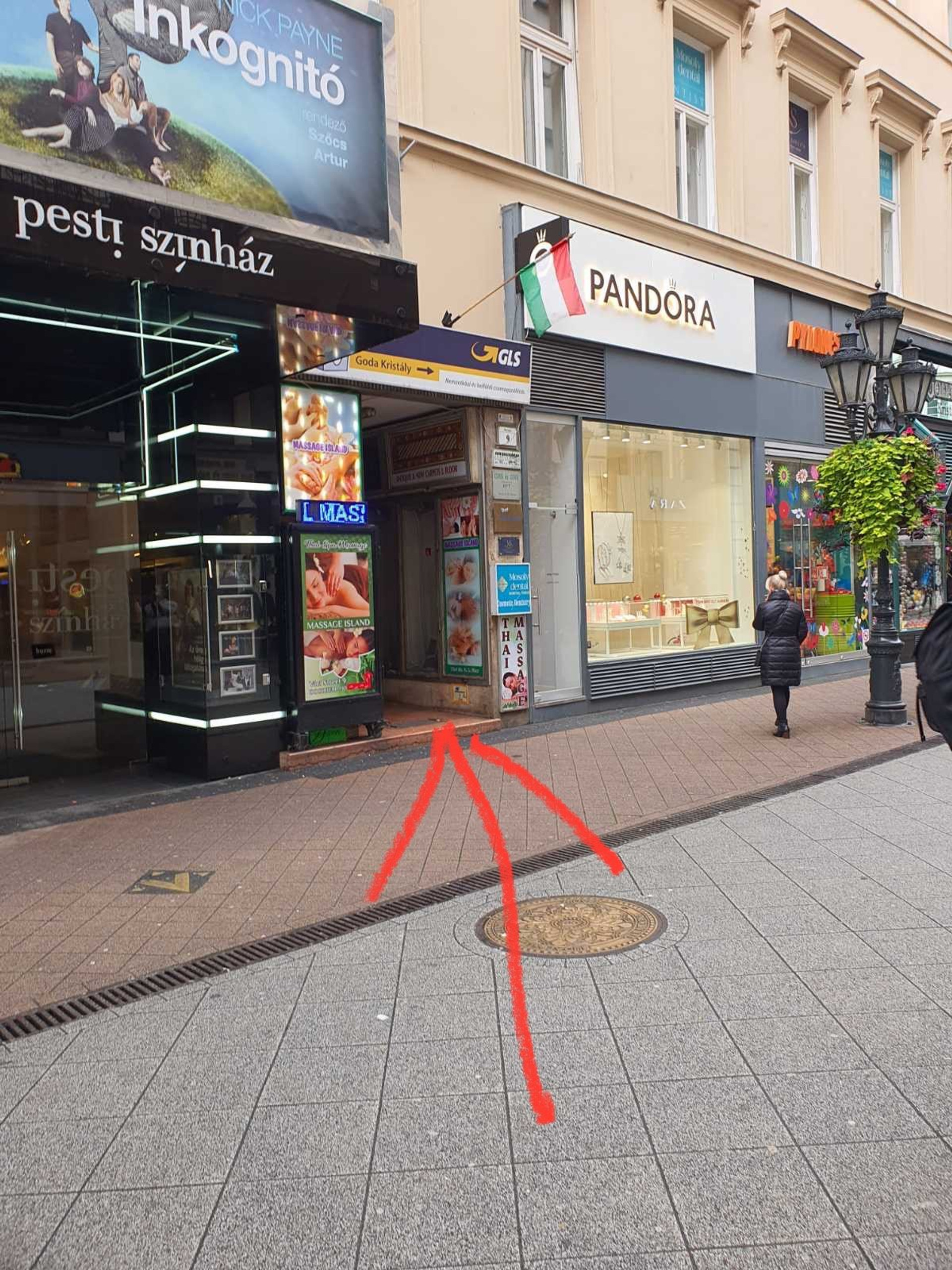 Street entrance with red arrow