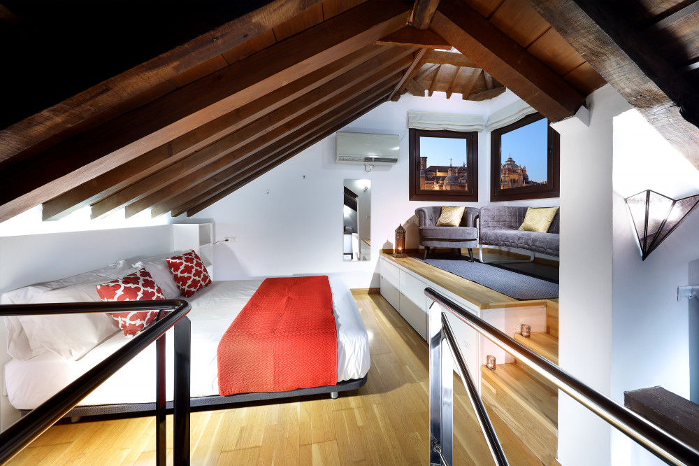Sunny Penthouse loft with stunning views, km 0