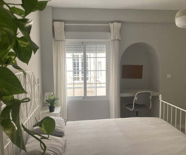 Tossal room - Spacious, bright, open closet