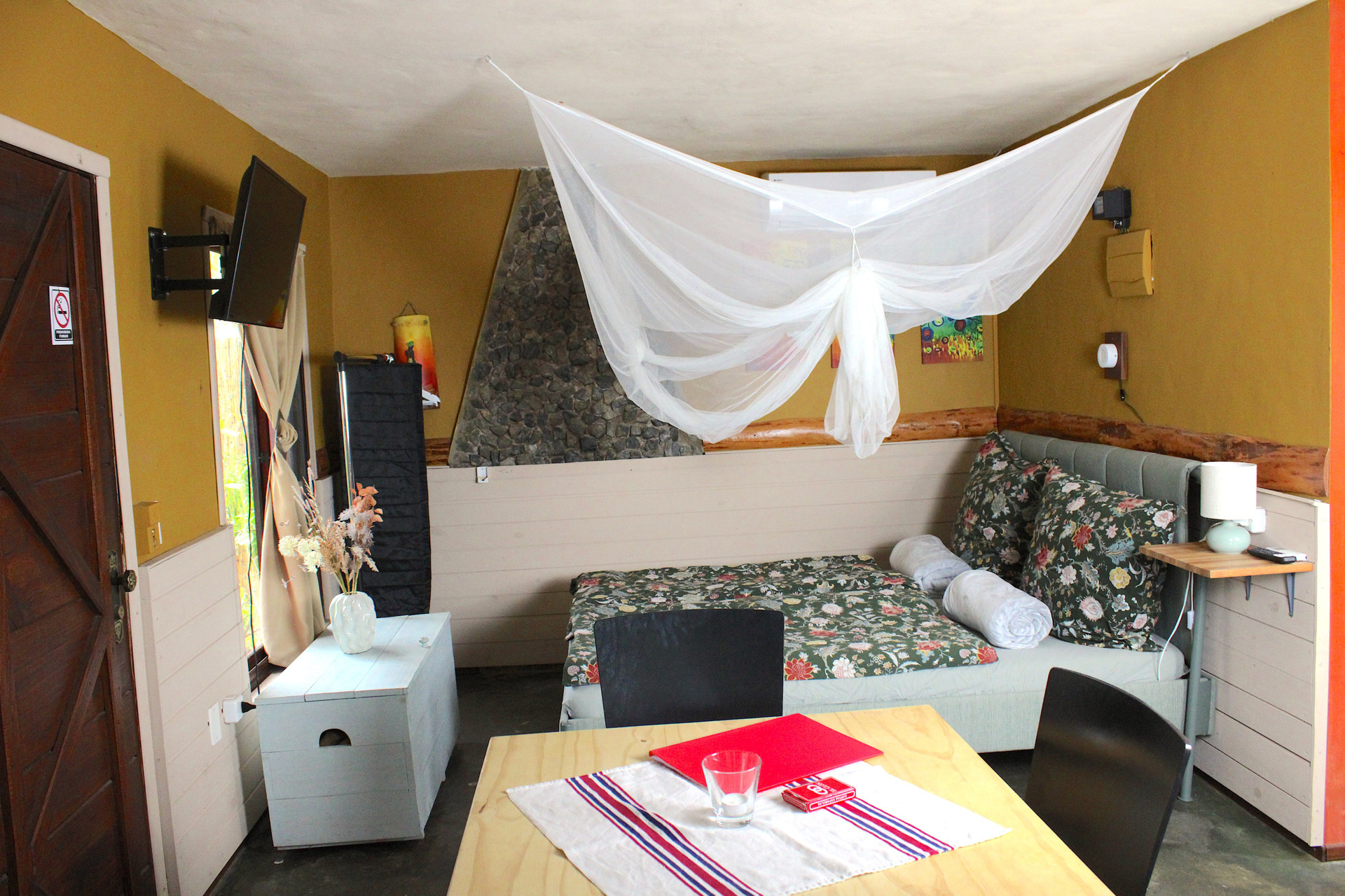 deroom with Smart TV and A/C
