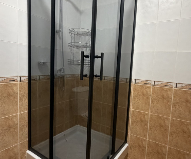 Corner glass shower cabin