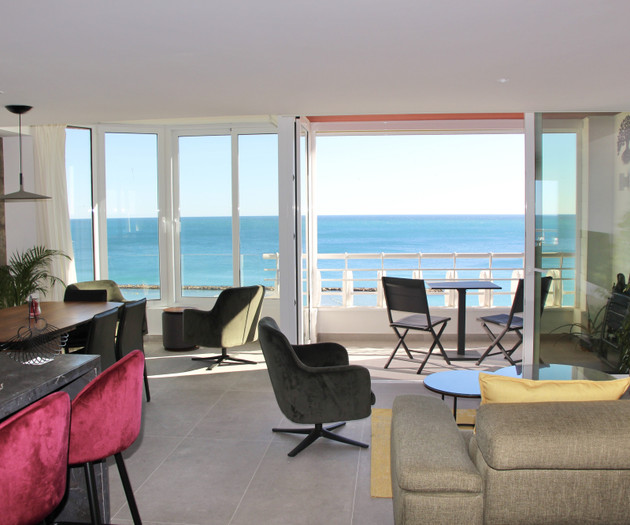 Modern, recently renovated. City and beach!