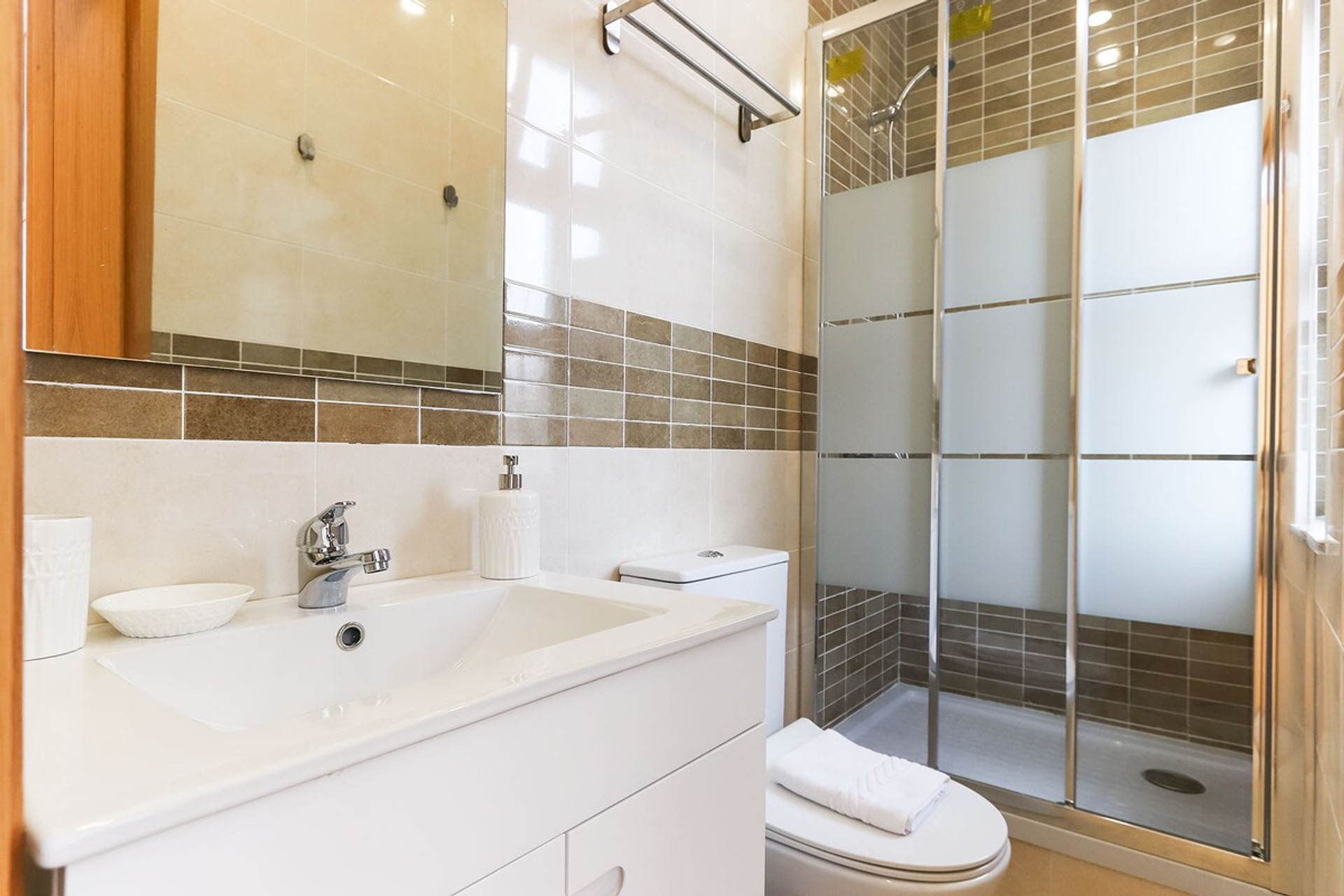 Full bathroom image 1
