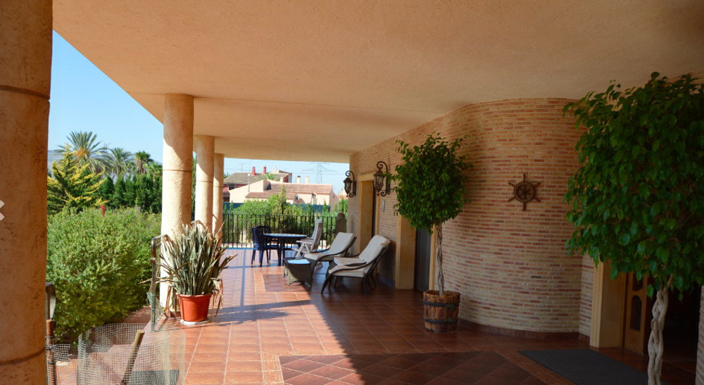 Villa with pool and garden in Alicante