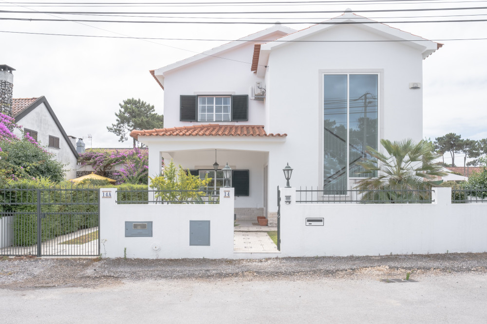 Serene Beach Villa in Aroeira preview