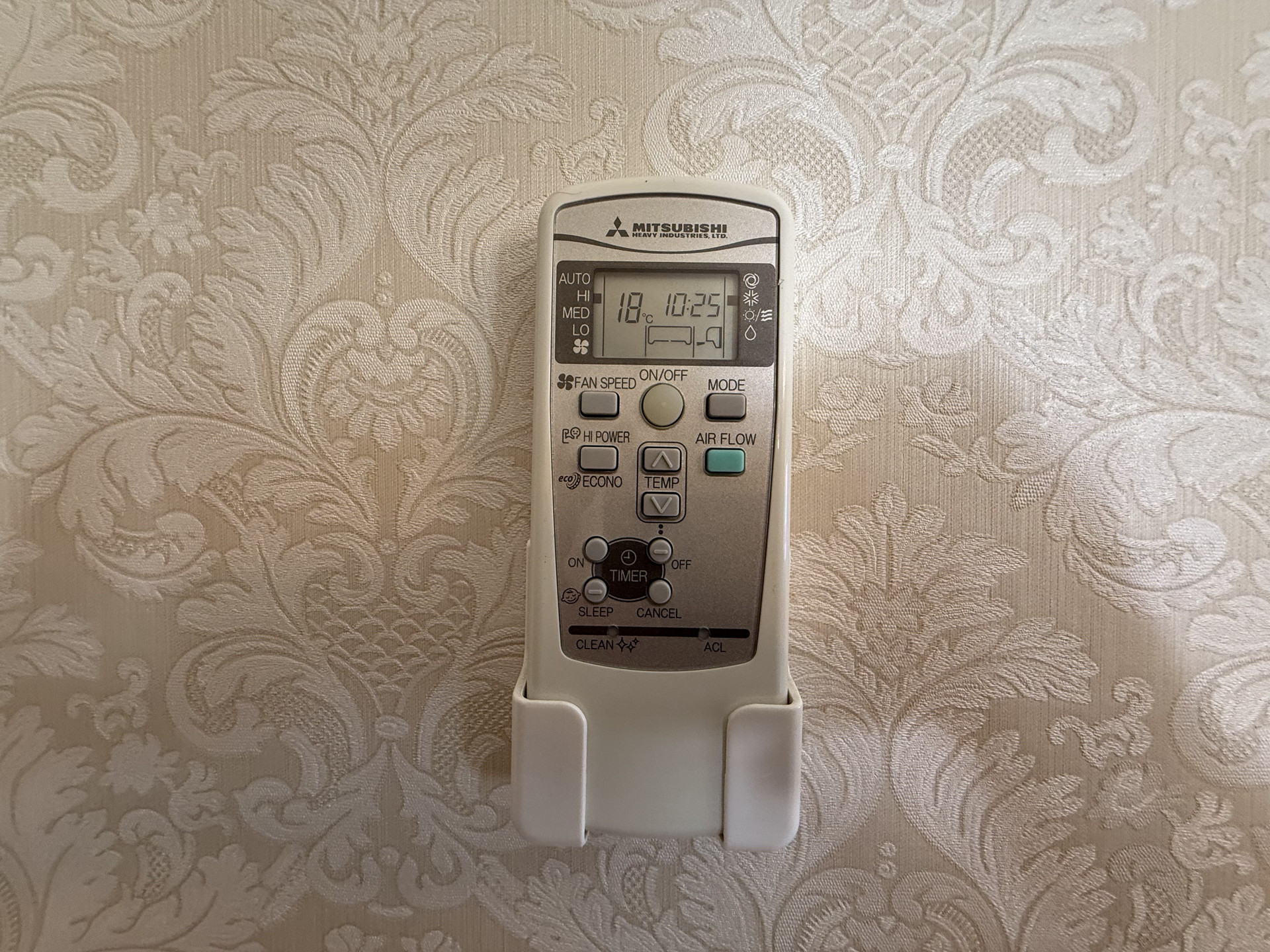 Very powerful AC with the temperature range from 18 to 30 degrees