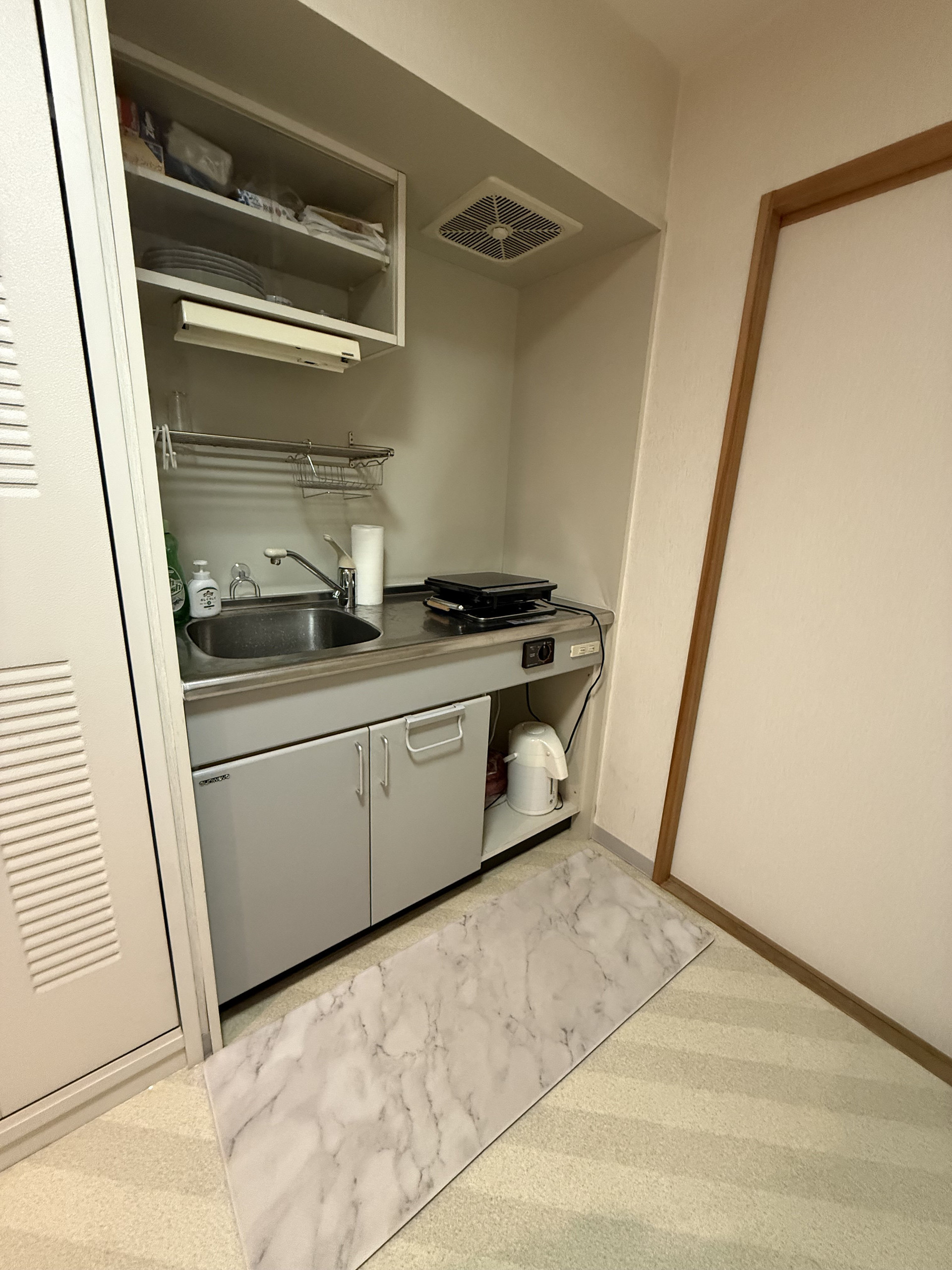 Kitchen picture two - 1 IH burner, hot water pot, storage