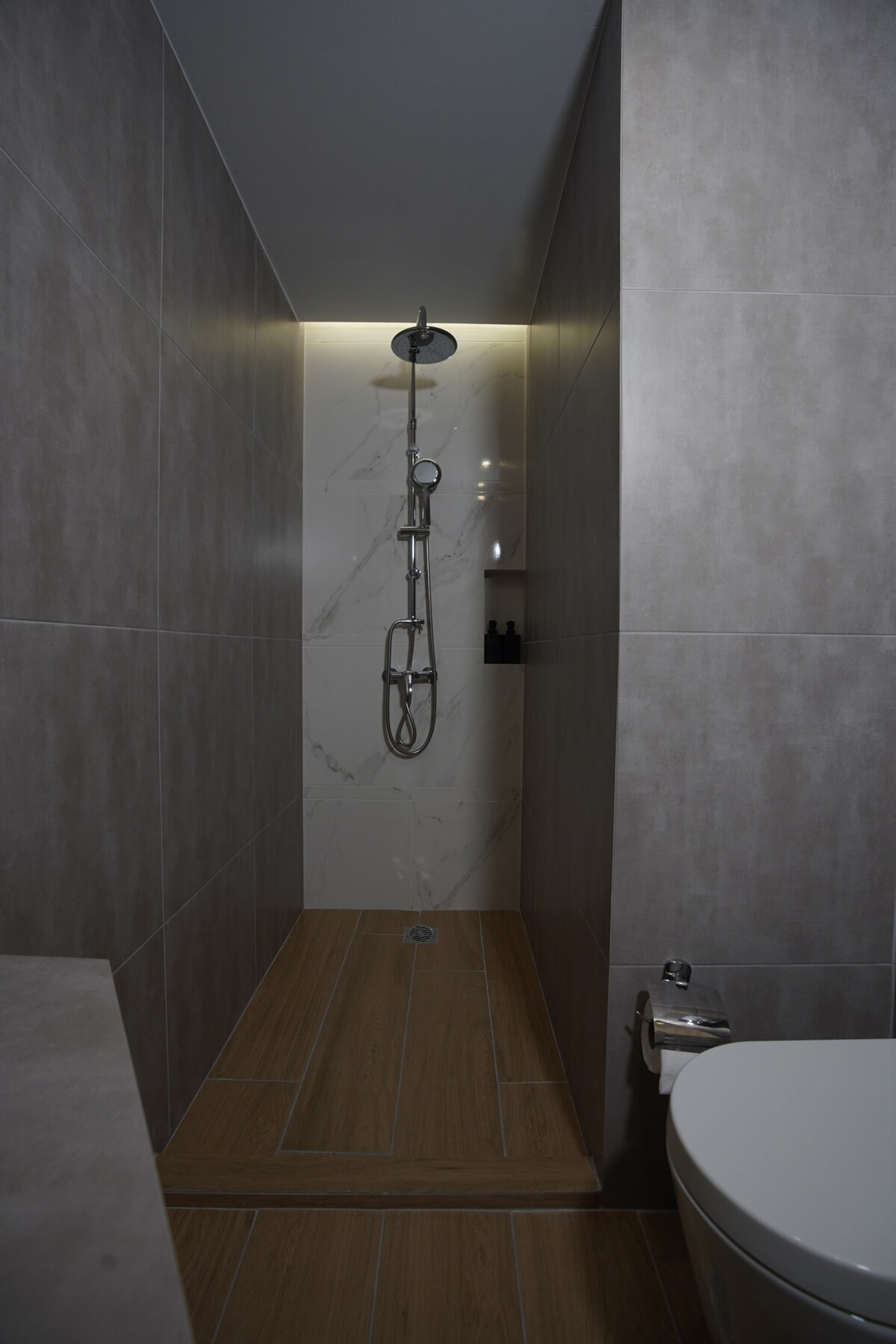 Full bathroom image 1