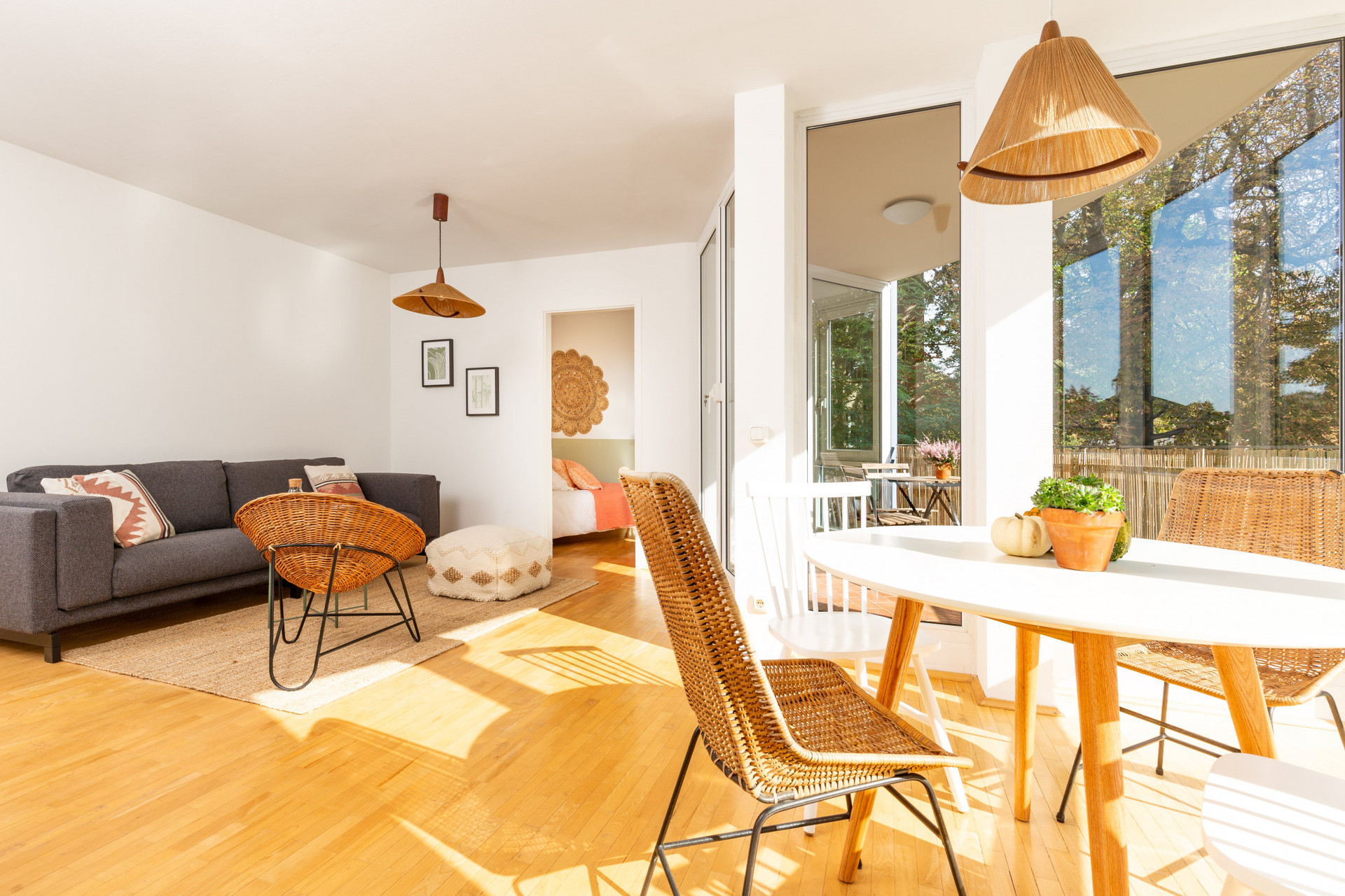 Invite your new Berlin friends over for a leisurely Sunday brunch – right in this sunny dining area overlooking Berlin Mitte’s favorite park, the Volkspark am Weinbergsweg