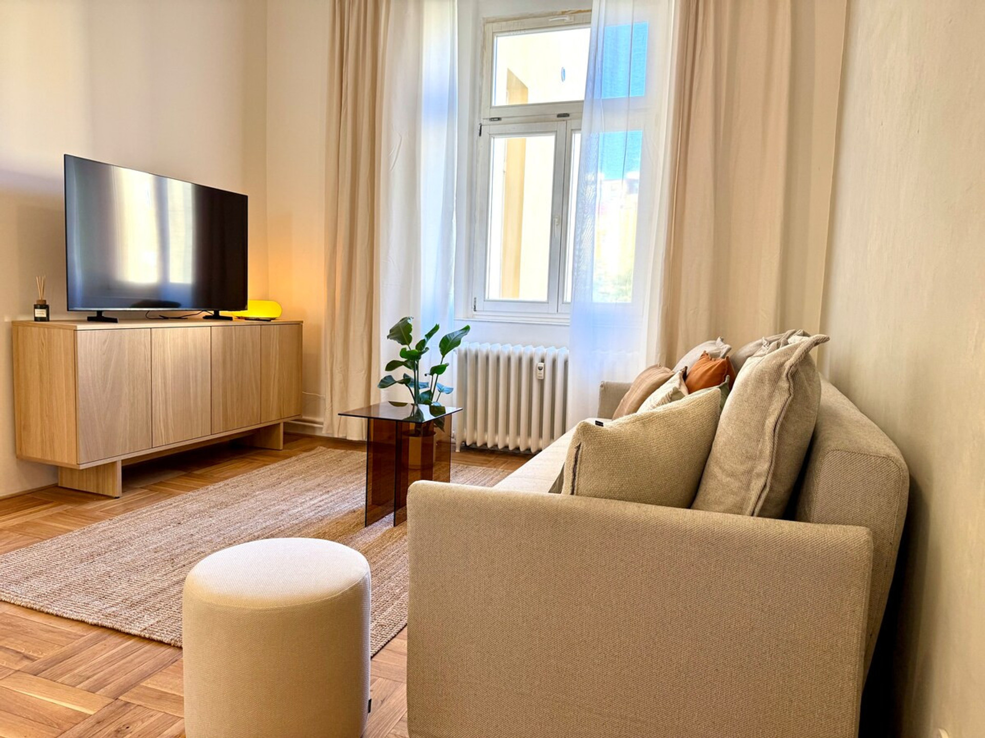 Living room image 4