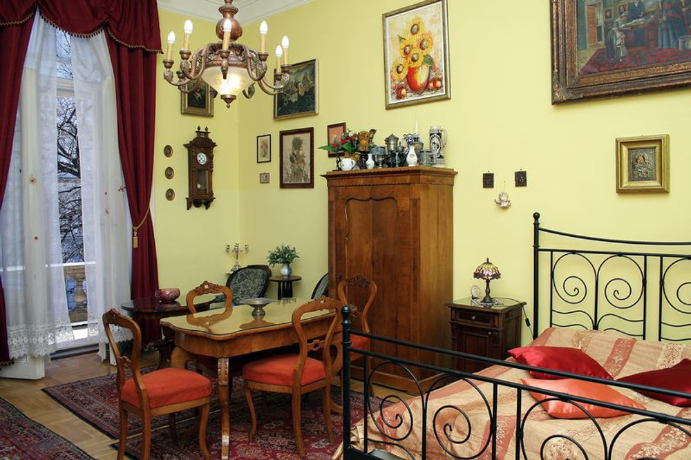 Antique style apartment with baclony! preview