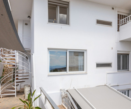 2 BD Sea View Apartment with Terrace