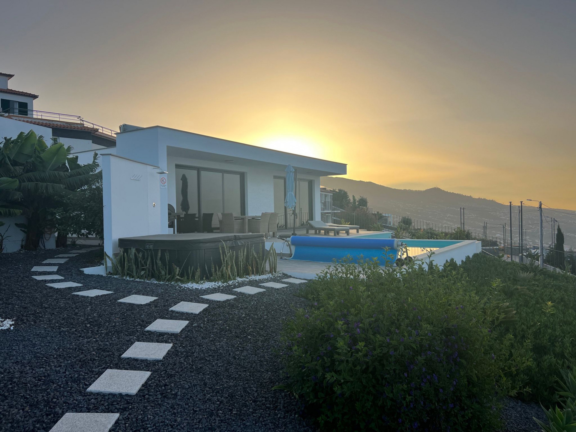 Villa mit Pool und Jacuzzi beim Sonnenaufgang