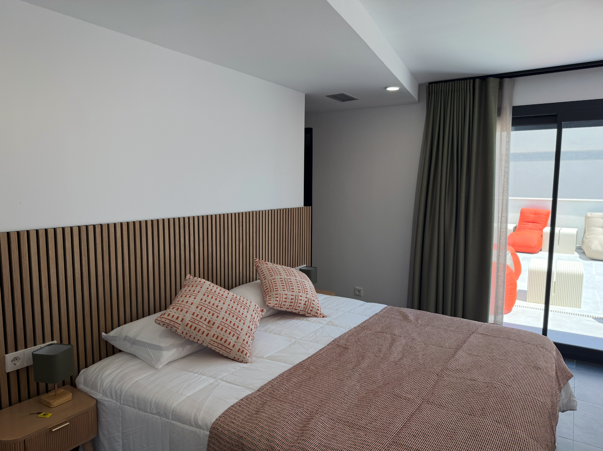 King size bed (or two single)
