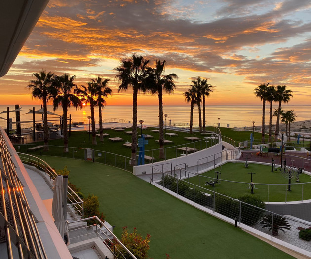 Luxury Beachfront Apt | Heated Pool, Gym & Seaview