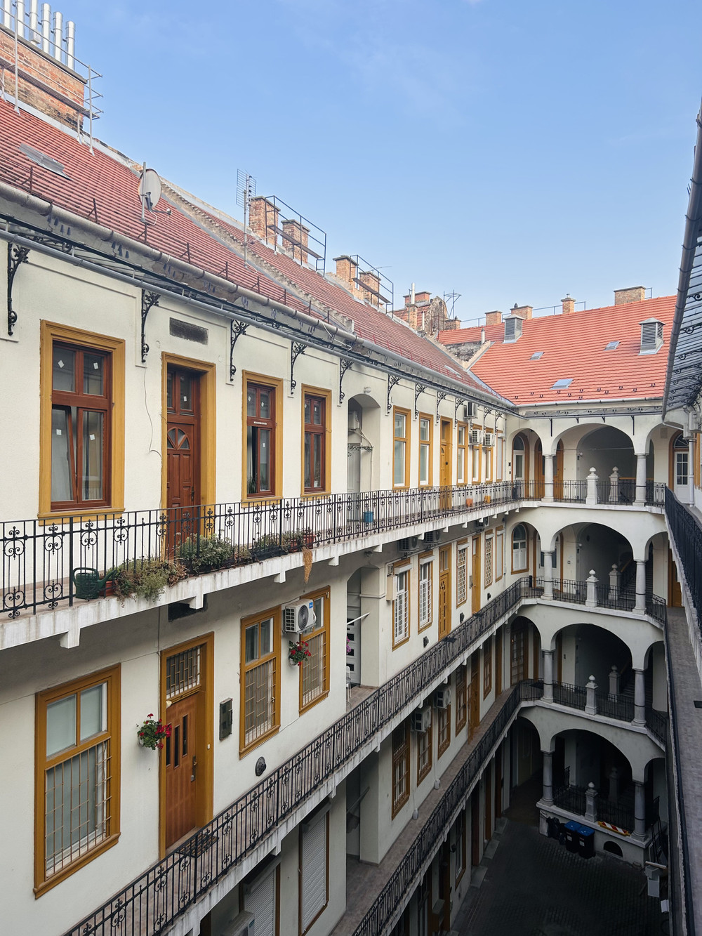 Art Apartment near Synagogue | Heart of Budapest preview