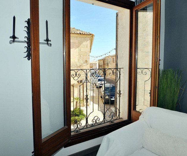 Can Roses is a charming holiday apartment for two 