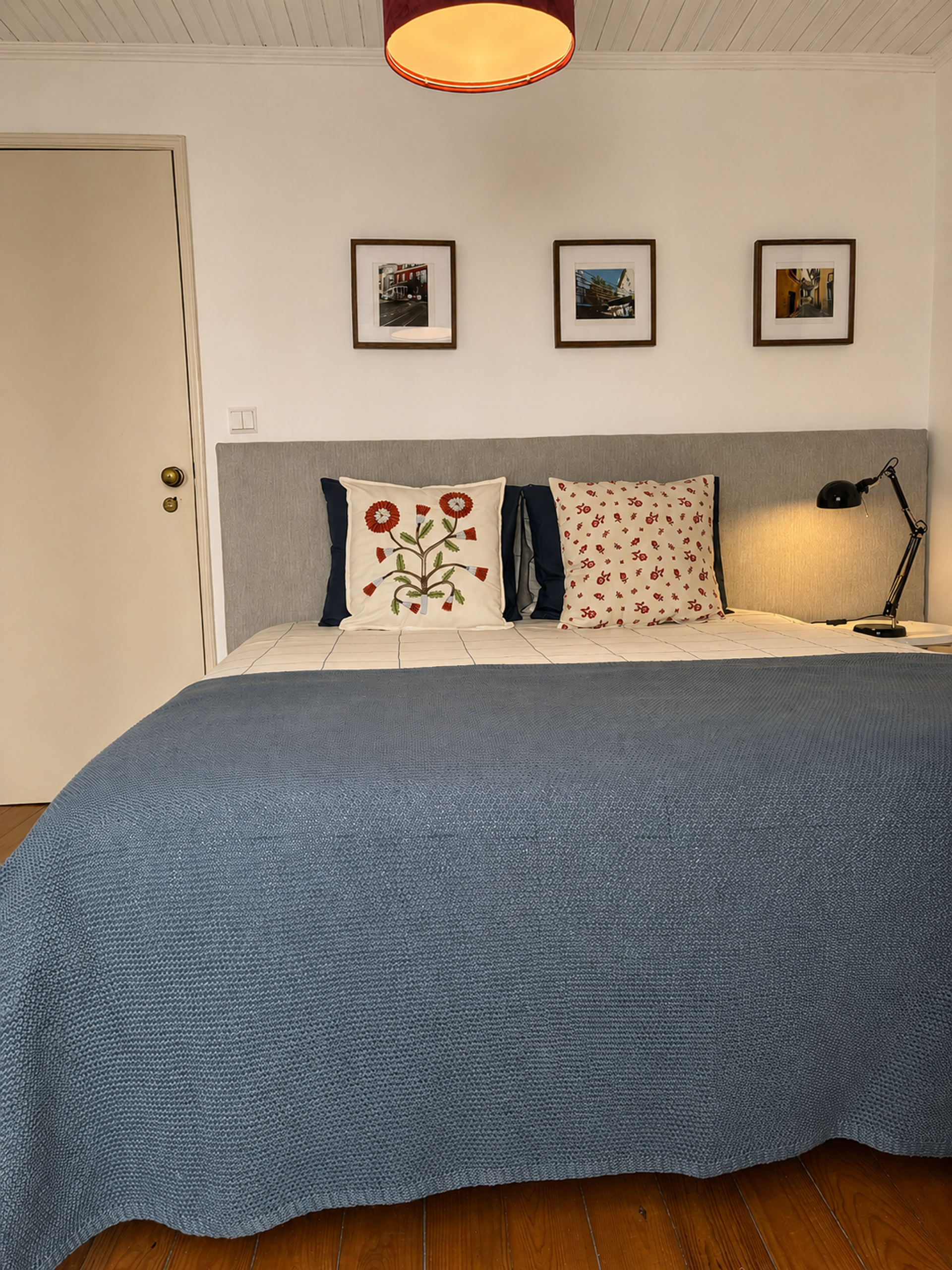 Double bedroom with decorative pillows