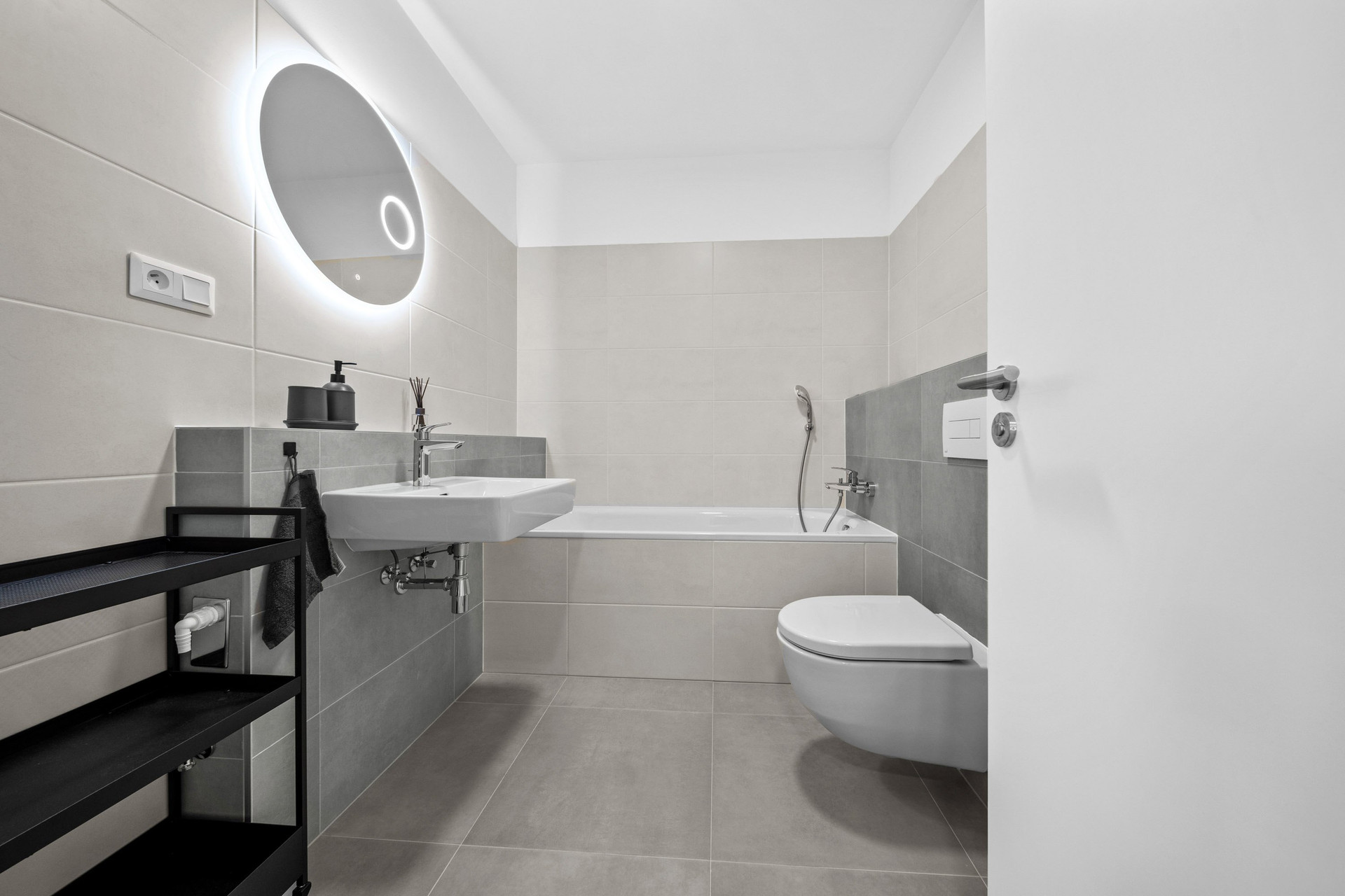 Bathroom with tub and toilet