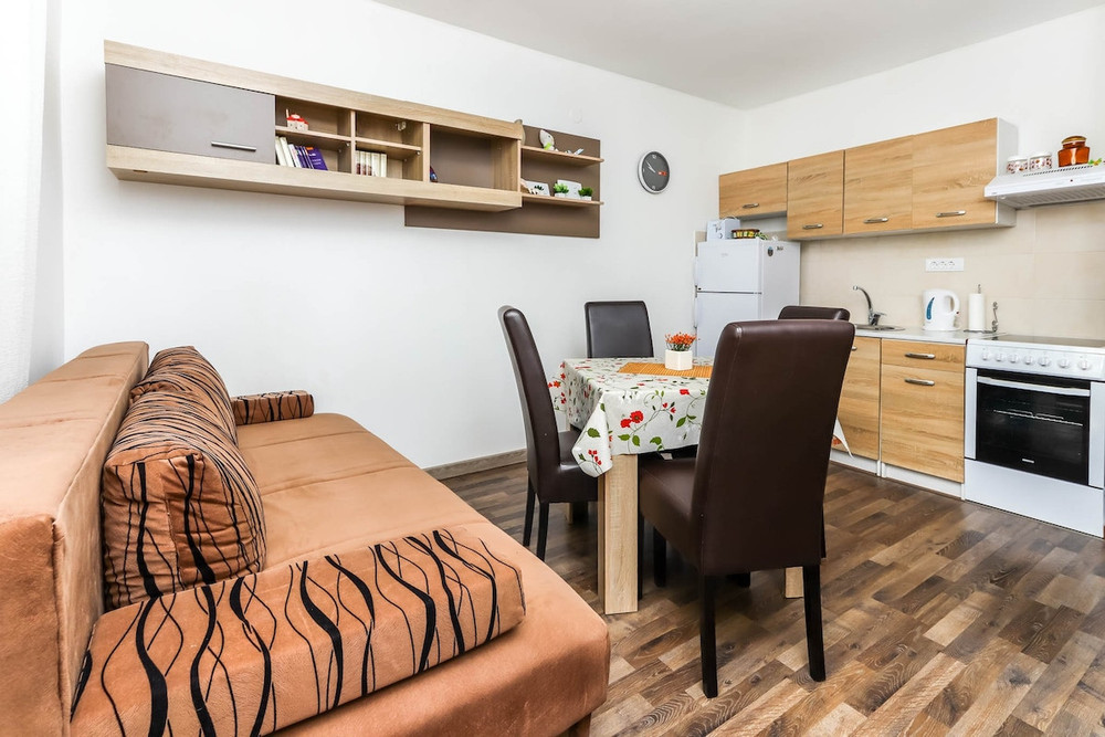 Sunny and Cozy: Apartments Dino A2 preview