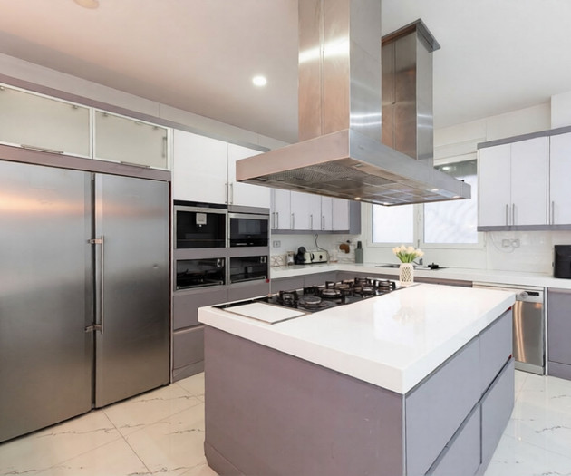 Large, modern house in Valencia City!