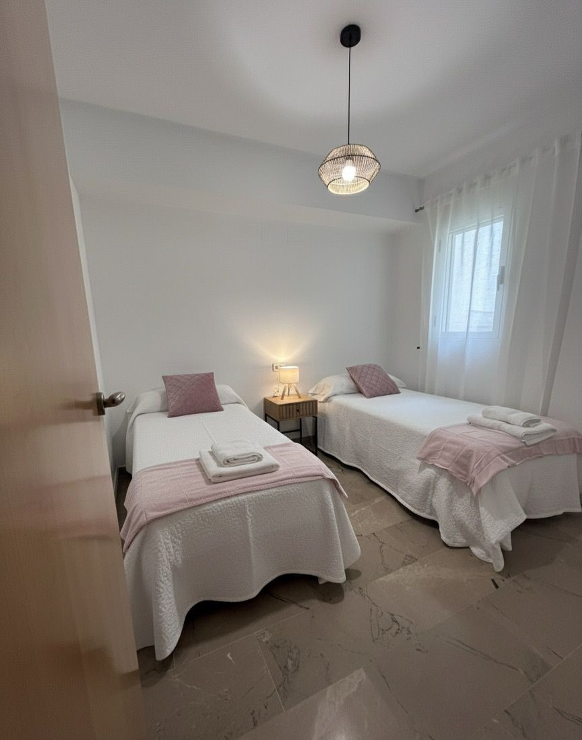 Bedroom 2 (2 individual beds)