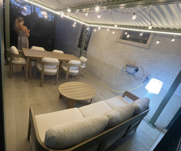 Apartamento con jardín y vistas al mar.