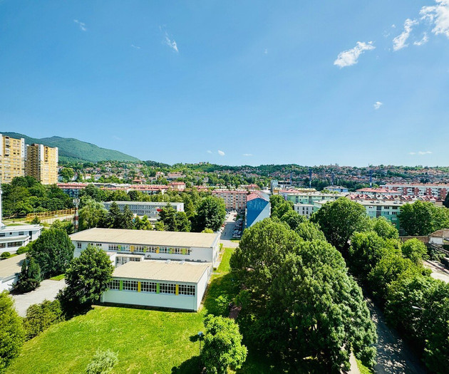 Sunny 9th-Floor Flat · Views · 350 Mbps Workspace