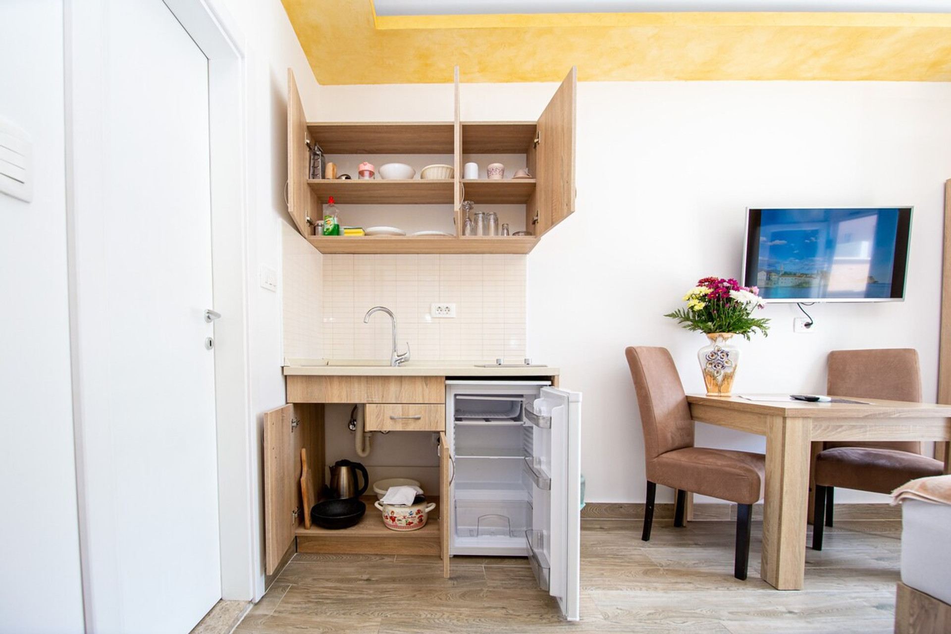 Full kitchen image 1