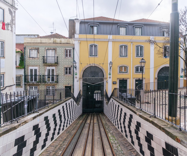 Apto soalheiro com vista a praça de Bica