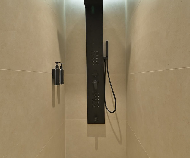 Full bathroom 2