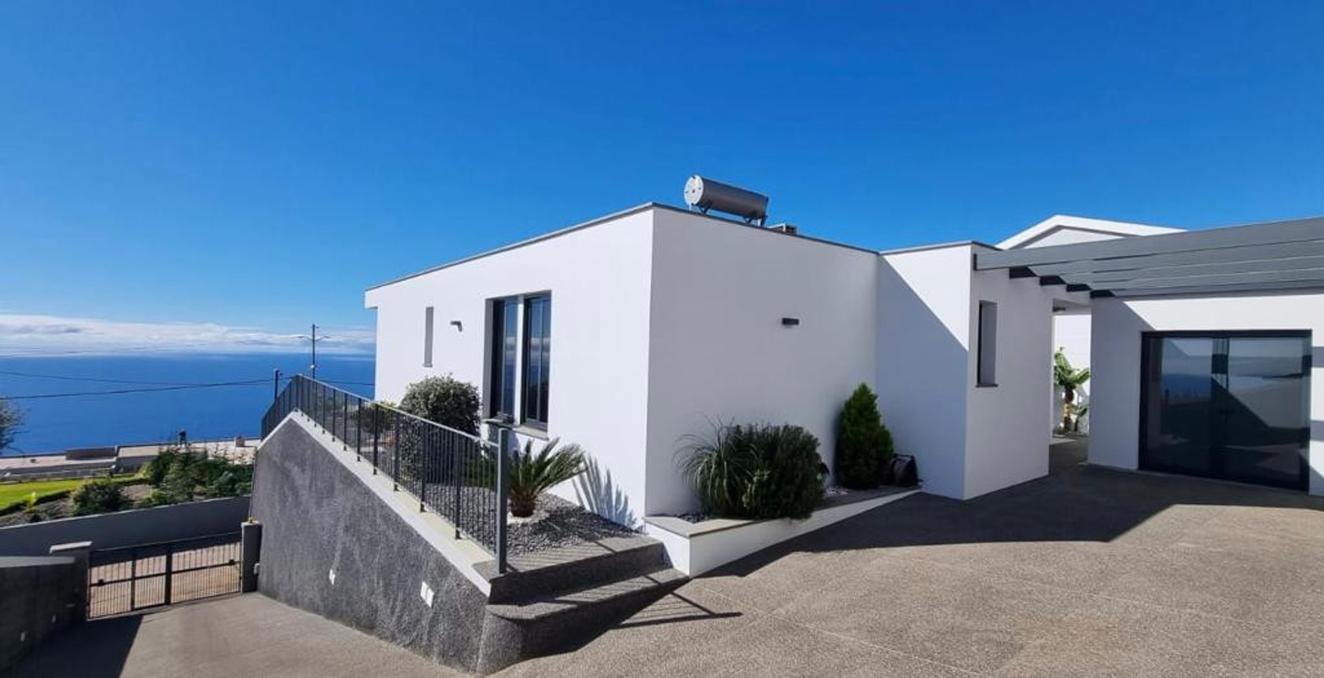 Villa und Stellplatz von hinten mit Meerblick