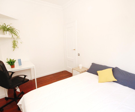 R0158- Room in flat to share in Barcelona