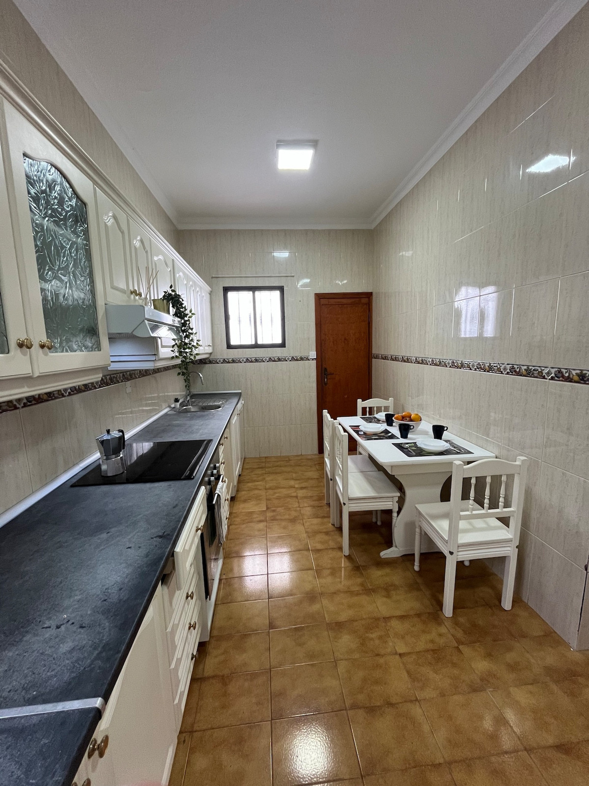 Full kitchen