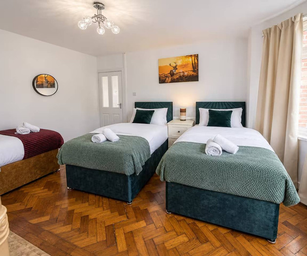 Cozy 4 Bedroom House | Sleeps 10 | Cardiff