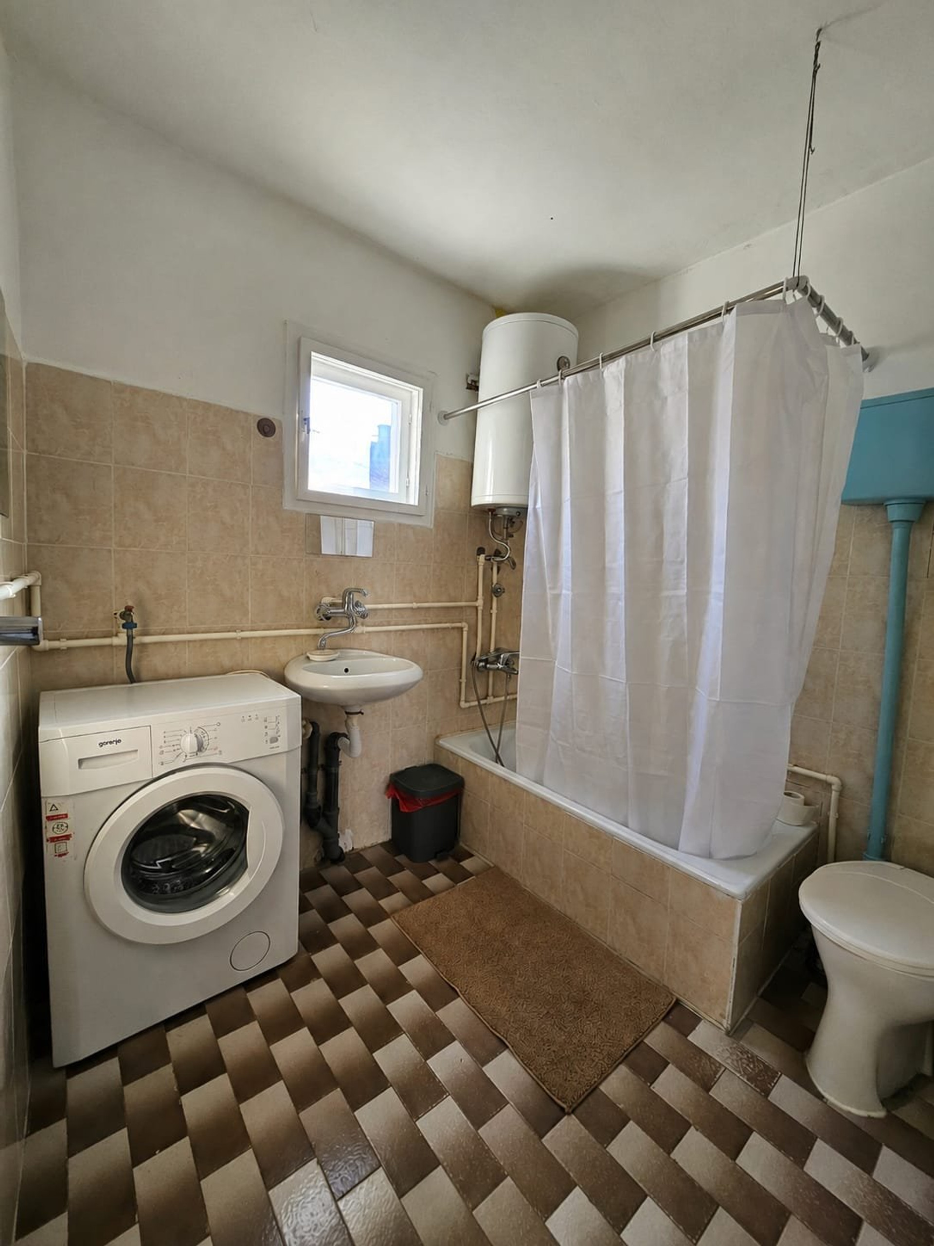 Bathroom with tub and washer