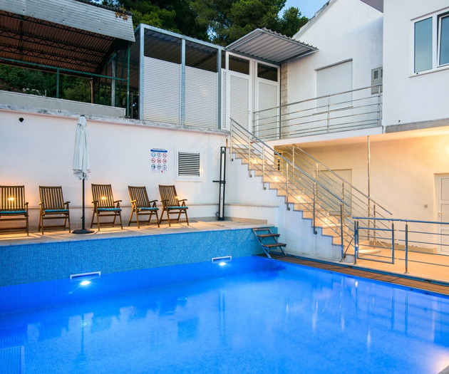 A1 apt w. shared pool & balcony,next to the beach