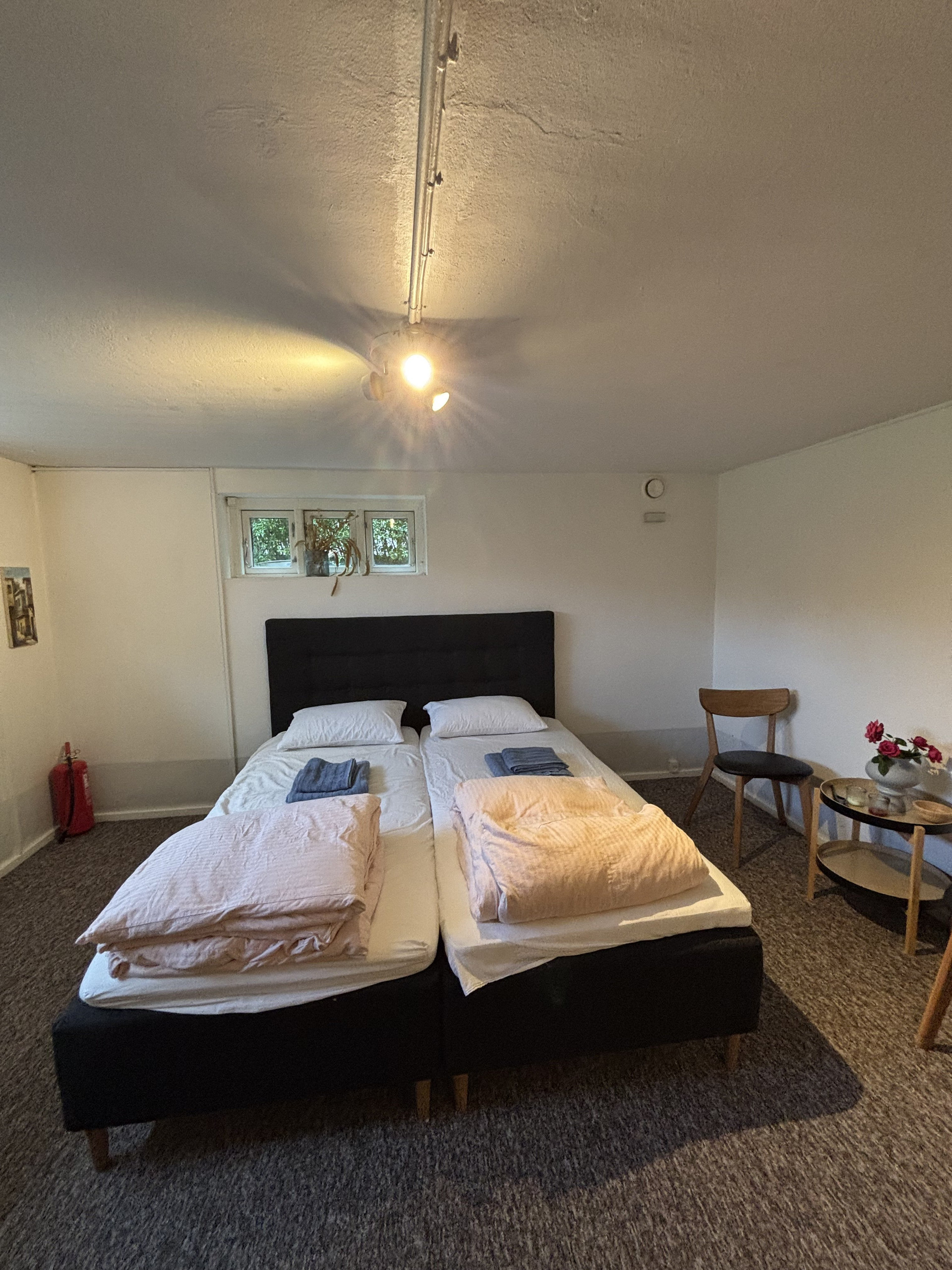 Bedroom with twin beds