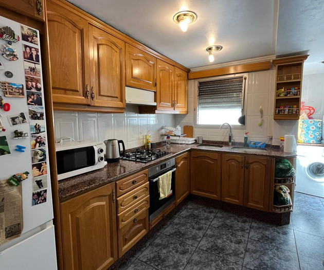 Large, bright kid-friendly home 20 mins from beach
