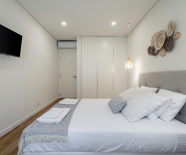 Bedroom with wardrobe and wall TV