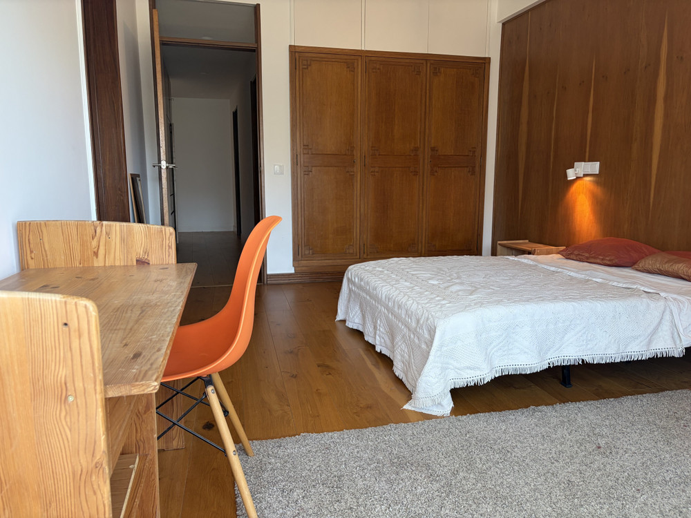 Bright Room with Workspace & Private Bathroom – En preview