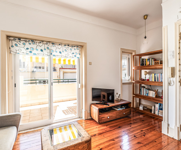 Apartment in Graça with terrace and lots of light