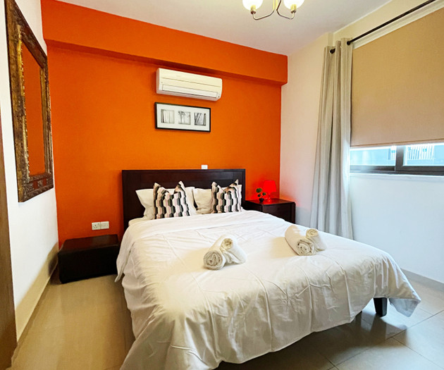 Urban Elegance: Spacious & Stylish Apartment Near